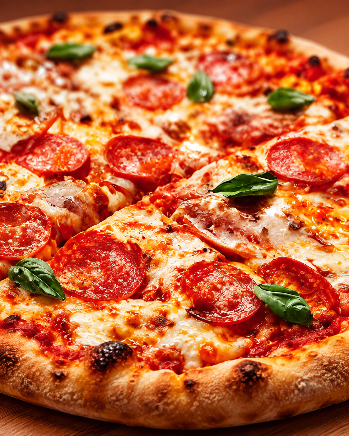 Pizza de Pepperoni com Manjericão Fresco